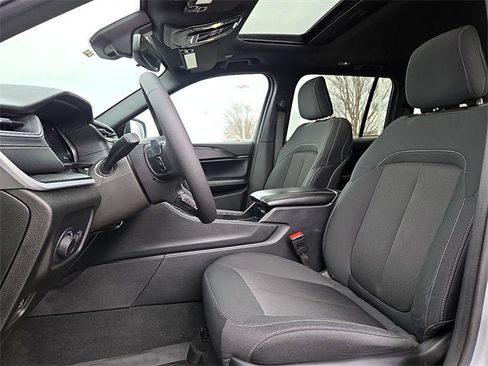 Used 2024 Jeep Grand Cherokee Laredo X image 16