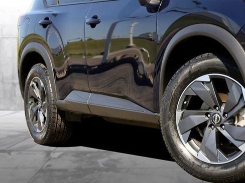 Used 2024 Nissan Rogue SV FWD image 3