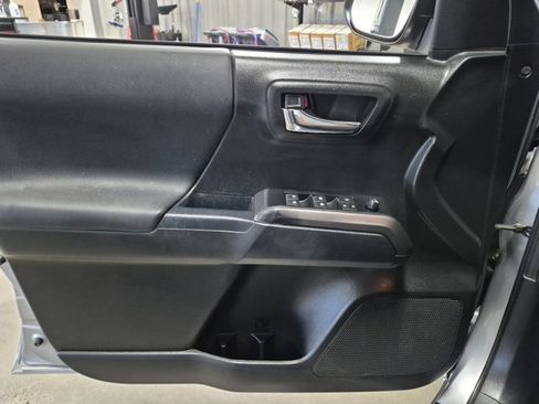 Used 2019 Toyota Tacoma TRD Off-Road w/ Technology Package AWD/4WD image 9