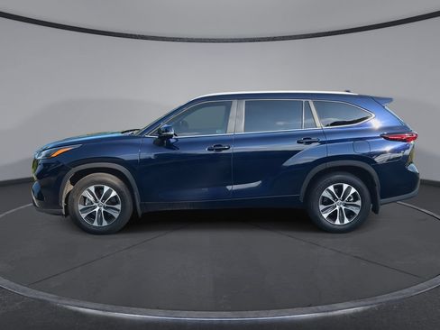Used 2024 Toyota Highlander XLE FWD image 5