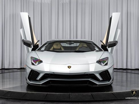 Used 2018 Lamborghini Aventador S image 7