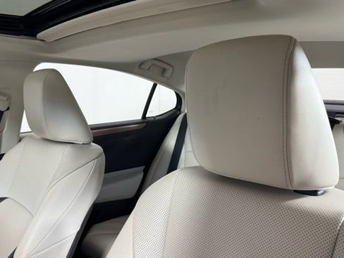 Certified 2025 Lexus ES 300h w/ Premium Package image 15