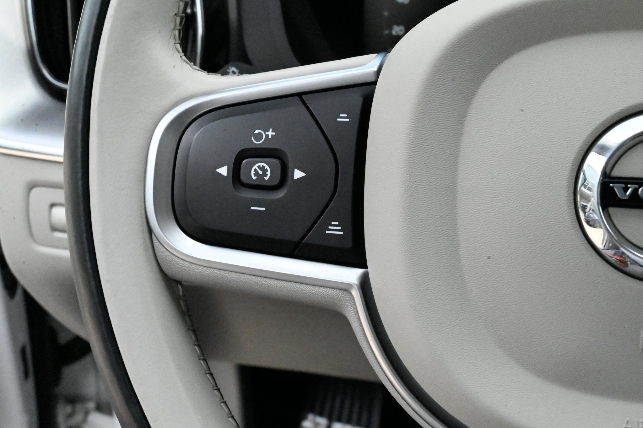 Used 2019 Volvo XC60 T5 Momentum w/ Multimedia Package AWD/4WD image 25