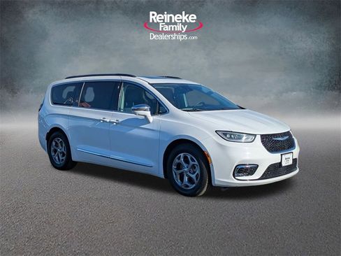 Used 2022 Chrysler Pacifica Limited image 3