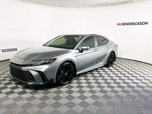 Used 2025 Toyota Camry SE image 7