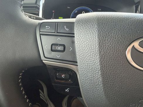 Used 2025 Toyota Camry SE w/ Multimedia Upgrade Package image 14