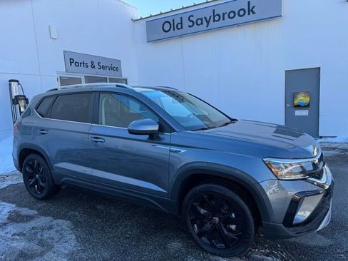 Certified 2022 Volkswagen Taos SE image 3