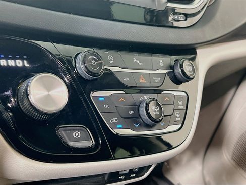 Used 2018 Chrysler Pacifica LX FWD image 15