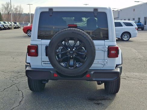 Used 2025 Jeep Wrangler Unlimited Sahara w/ Safety Group image 5