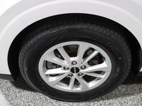 Used 2023 Kia Carnival LX FWD image 11