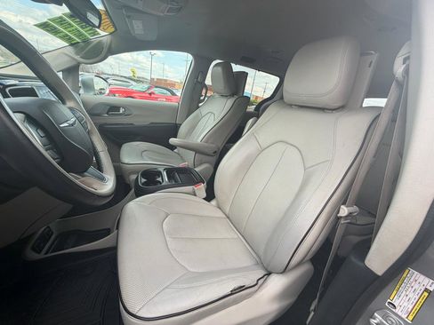 Used 2017 Chrysler Pacifica Platinum FWD image 21