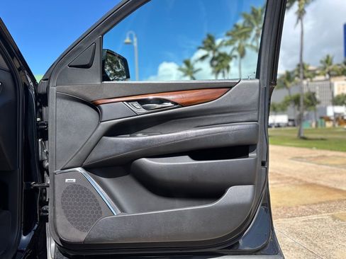 Used 2018 Cadillac Escalade ESV Luxury image 16