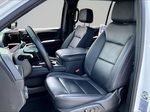 Used 2025 Chevrolet Suburban LT AWD/4WD image 21