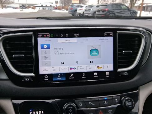 Used 2024 Chrysler Pacifica Touring-L image 27