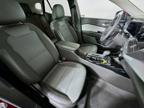 Used 2025 Chevrolet Trax LT image 28