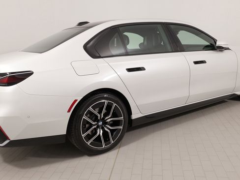 Used 2024 BMW 740i xDrive w/ Premium Package image 11