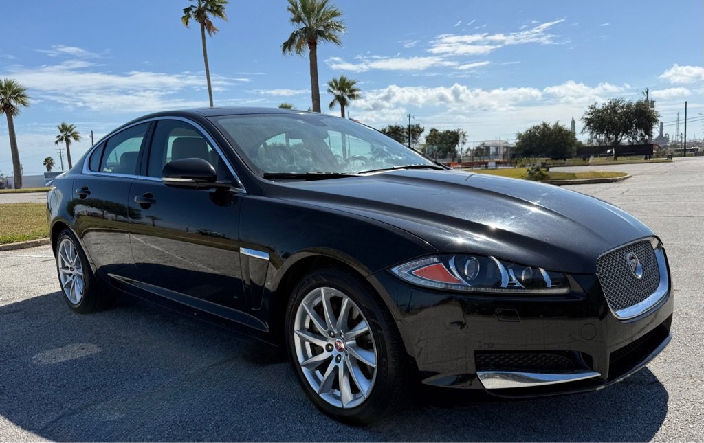 Used 2015 Jaguar XF Premium RWD image 3