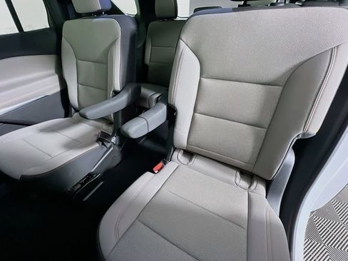 Used 2025 Chevrolet Traverse LT image 24