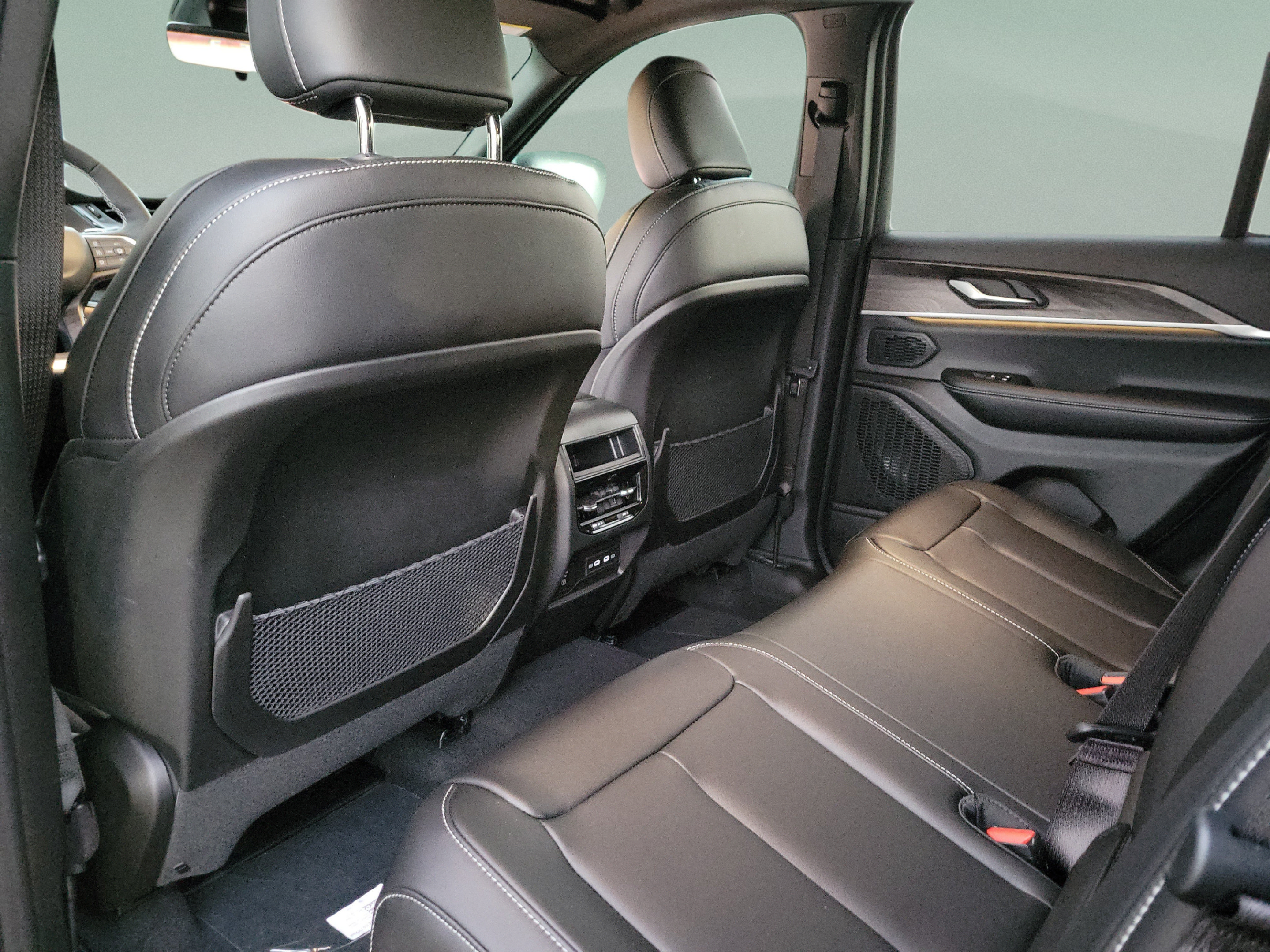 New 2027 Jeep Grand Cherokee Limited RWD image 5