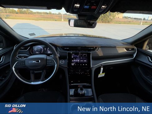 New 2025 Jeep Grand Cherokee Altitude image 13