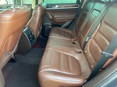 Used 2012 Volkswagen Touareg TDI image 21