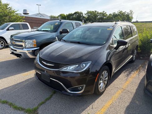 Used 2018 Chrysler Pacifica Touring-L FWD image 5