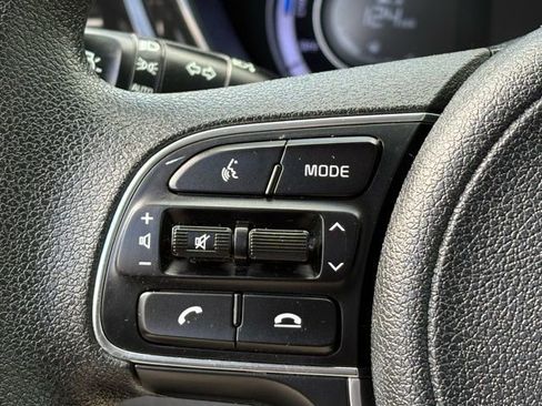 Used 2022 Kia Niro LX image 16