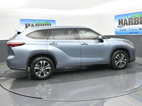 Used 2021 Toyota Highlander XLE AWD/4WD image 6