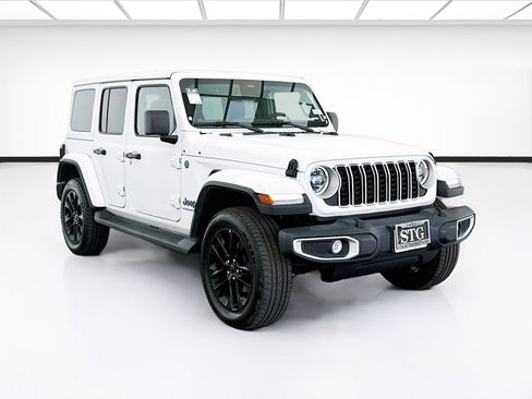 Used 2025 Jeep Wrangler Unlimited Sahara AWD/4WD image 3