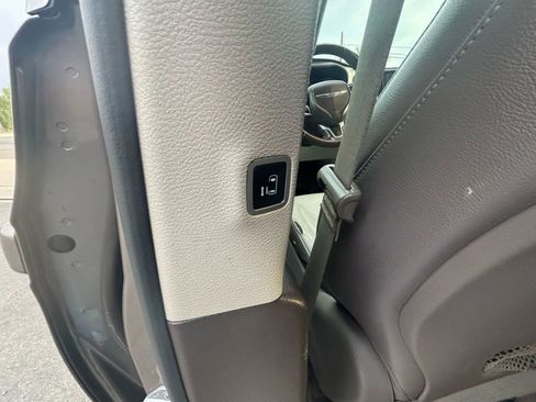 Used 2017 Chrysler Pacifica Touring-L image 21