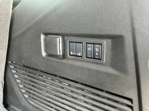 Used 2025 Chevrolet Tahoe High Country AWD/4WD image 9