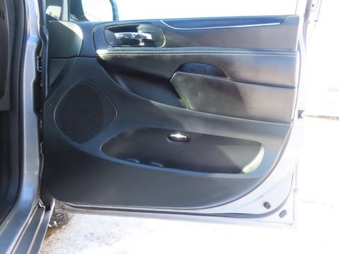 Used 2015 Dodge Grand Caravan SE image 37