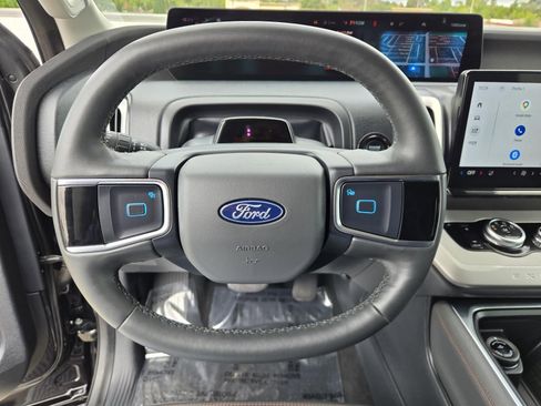 Used 2025 Ford Expedition Active AWD/4WD image 17