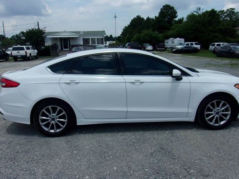 Used 2017 Ford Fusion SE w/ Fusion SE Technology Package FWD image 8