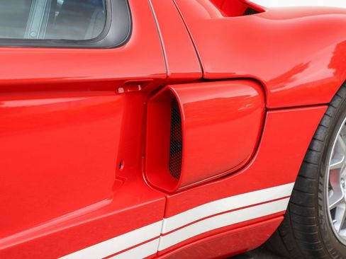 Used 2006 Ford GT RWD image 25