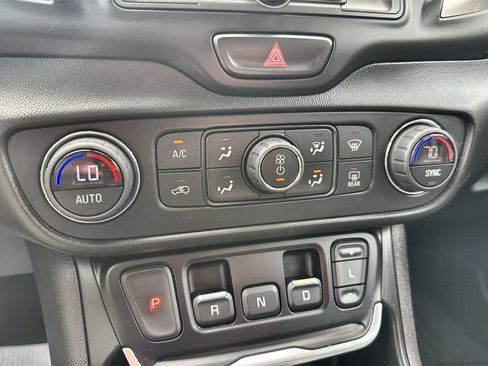 Used 2020 GMC Terrain SLE w/ Driver Convenience Package FWD image 16