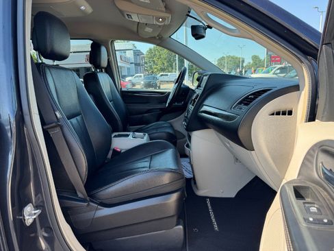 Used 2014 Chrysler Town & Country Touring FWD image 20