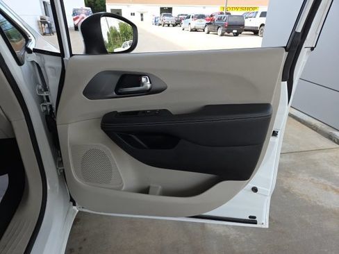 Used 2023 Chrysler Pacifica Touring-L FWD image 42