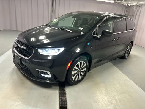 Used 2023 Chrysler Pacifica Touring-L image 3