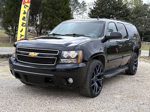 Used 2010 Chevrolet Suburban LT image 2