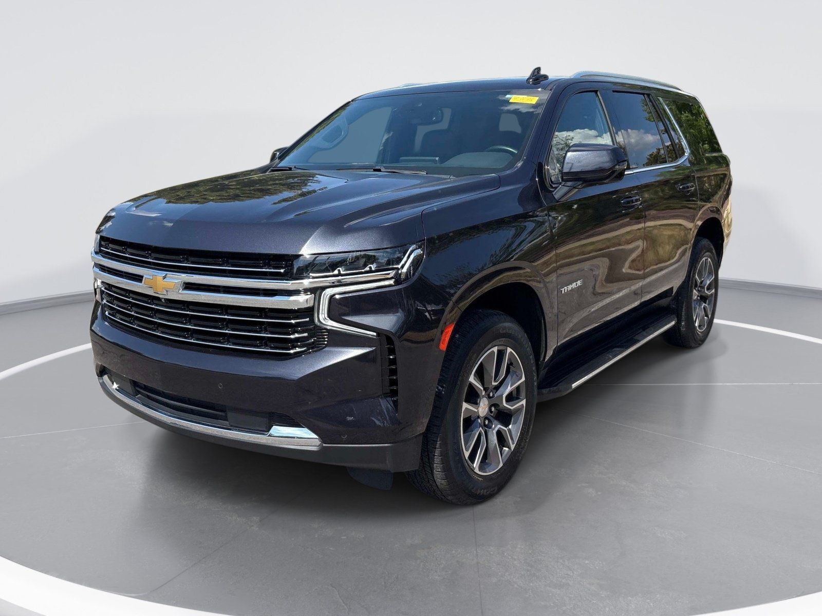 Used 2024 Chevrolet Tahoe LT w/ Luxury Package RWD image 3