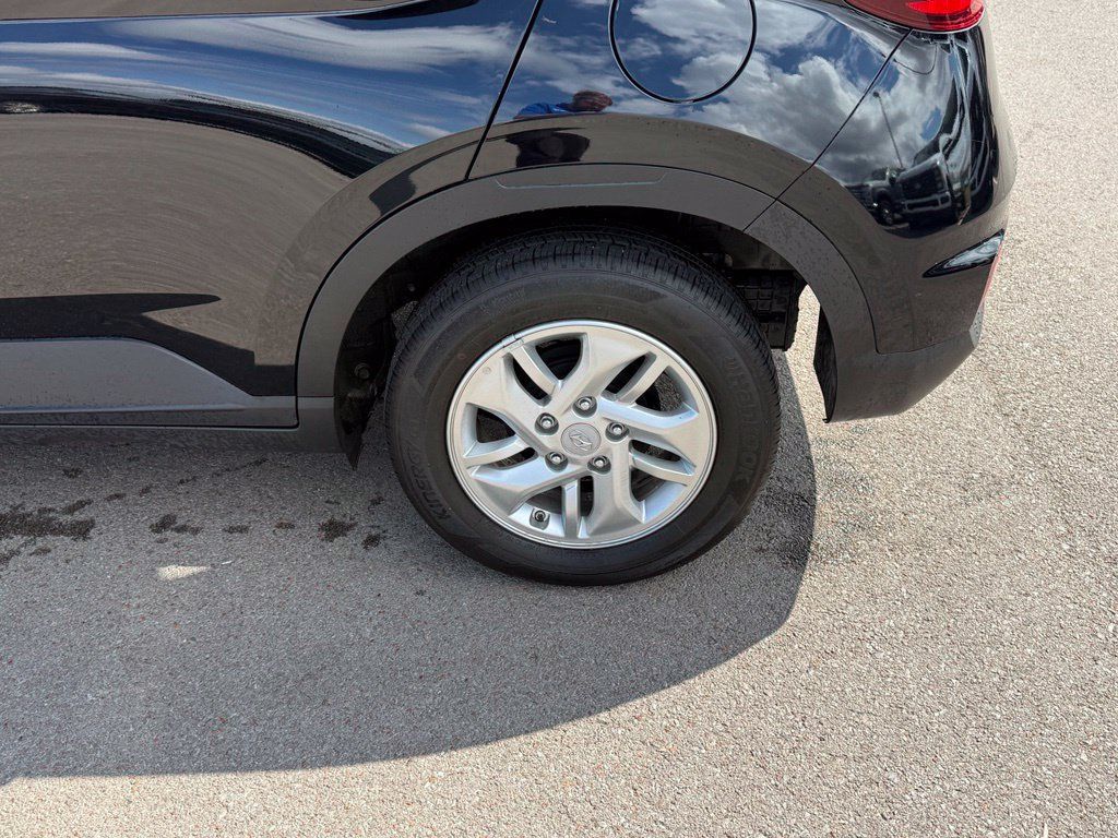 Used 2025 Hyundai Venue SE FWD image 25