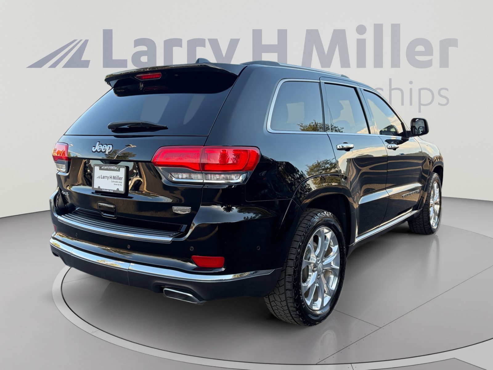 Used 2019 Jeep Grand Cherokee Summit AWD/4WD image 5