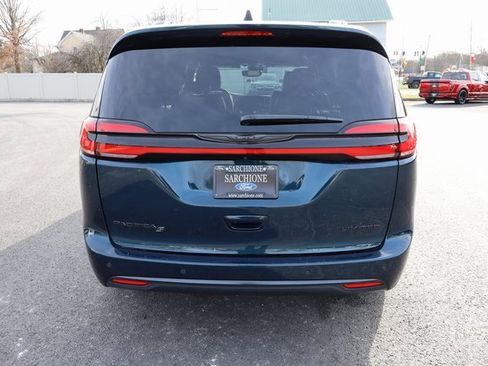 Used 2025 Chrysler Pacifica Limited image 17