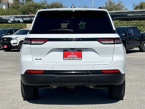 Used 2024 Jeep Grand Cherokee Altitude image 3