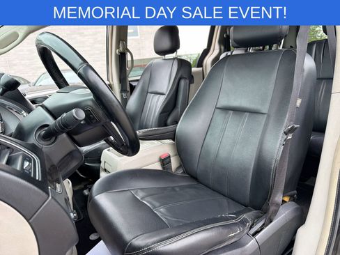 Used 2014 Chrysler Town & Country Touring FWD image 17