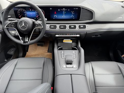 Used 2025 Mercedes-Benz GLS 450 4MATIC image 2