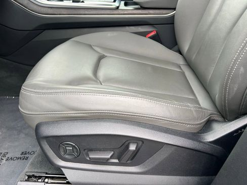 Used 2022 Audi Q8 Premium image 10