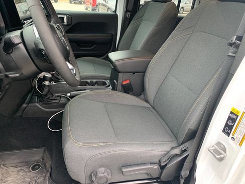 Used 2025 Jeep Wrangler Unlimited Sahara image 14