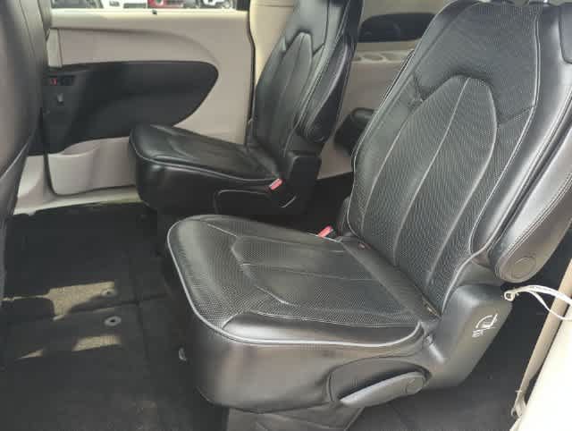 Certified 2018 Chrysler Pacifica Limited FWD image 20
